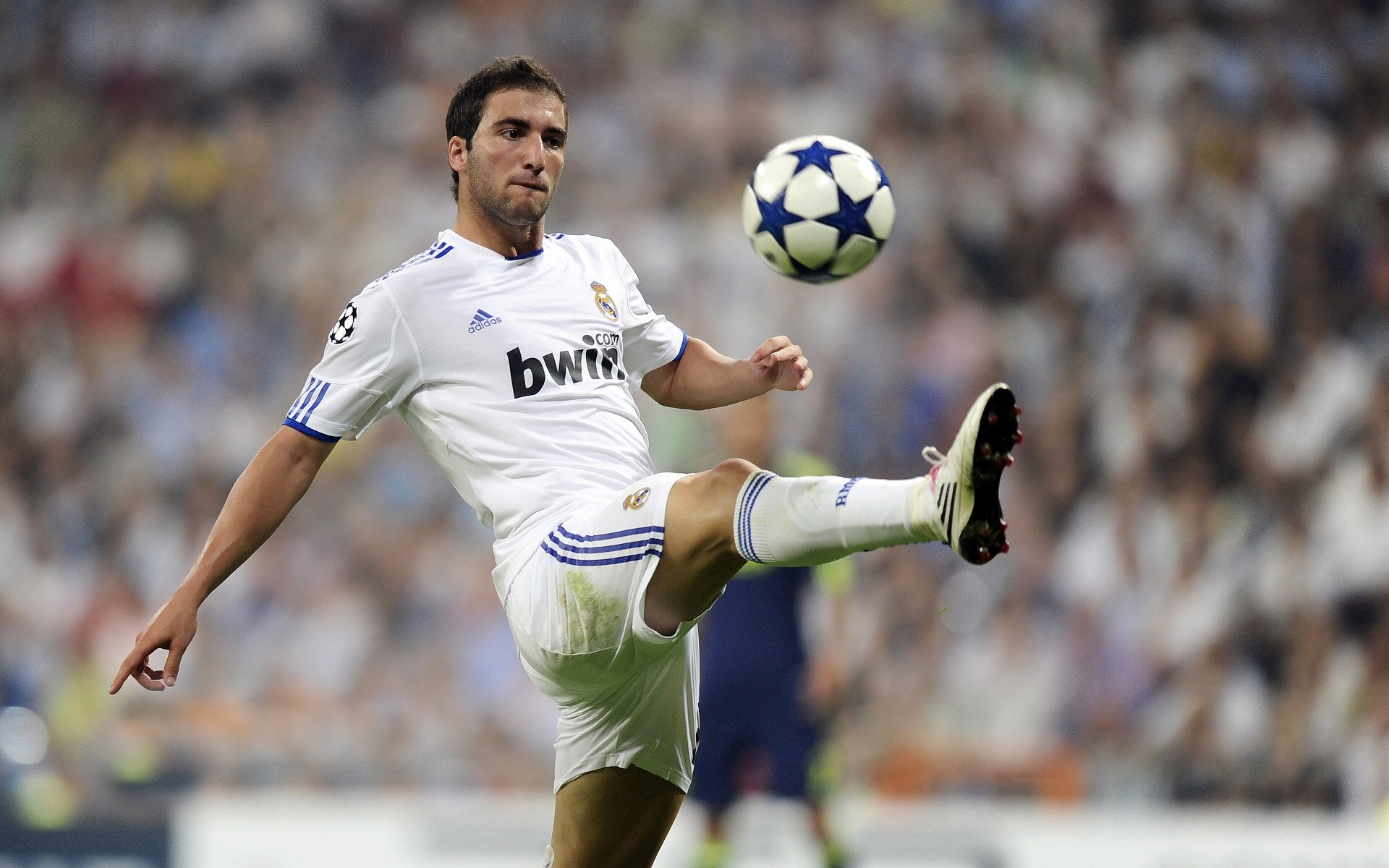 “意甲领头群逐鹿，争夺激烈平分秋色”，意甲争4